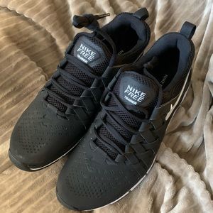 NIKE black free trainer